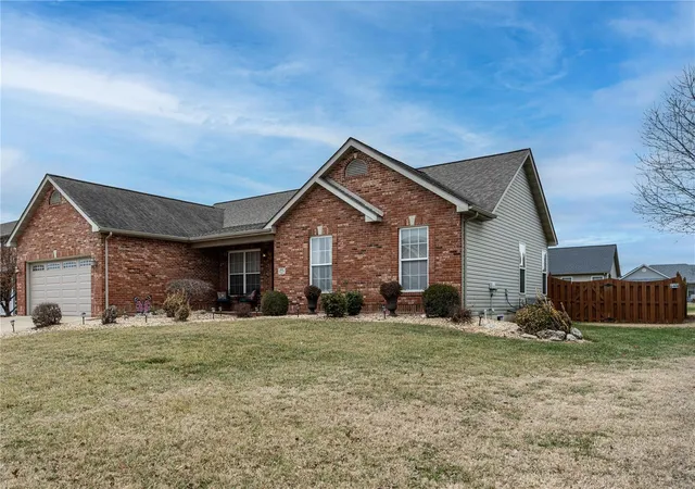 Photo 2 of Single family home for sale at 166 Emerald Wy E, Granite City, IL 62040 | MLS# 25006760 | Listing updated on 2025-02-09