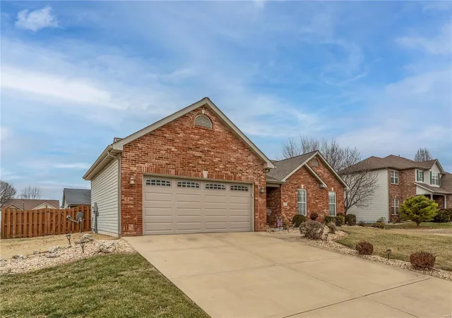Photo 3 of Single family home for sale at 166 Emerald Wy E, Granite City, IL 62040 | MLS# 25006760 | Listing updated on 2025-02-09