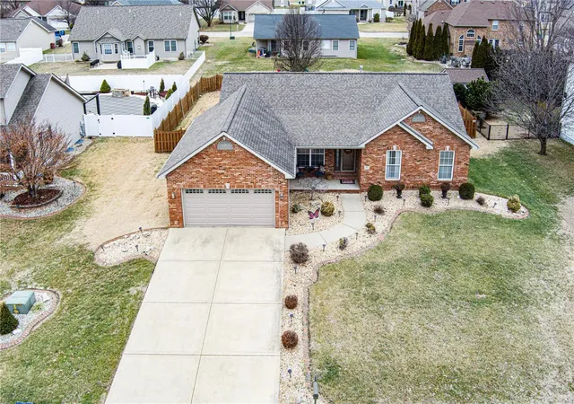 Photo 4 of Single family home for sale at 166 Emerald Wy E, Granite City, IL 62040 | MLS# 25006760 | Listing updated on 2025-02-09