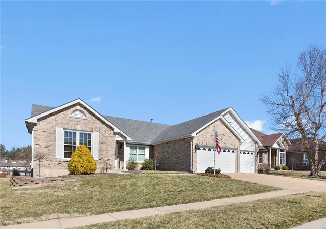 Photo 2 of Single family home for sale at 4583 Kerth Forest Dr, Saint Louis, MO 63128 | MLS# 25006812 | Listing updated on 2025-03-17