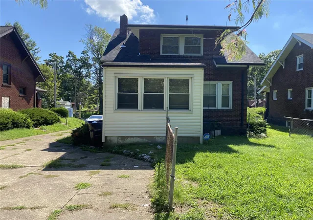 Photo 4 of Single family home for sale at 1105 Pennsylvania Ave, Saint Louis, MO 63130 | MLS# 25006824 | Listing updated on 2025-02-08