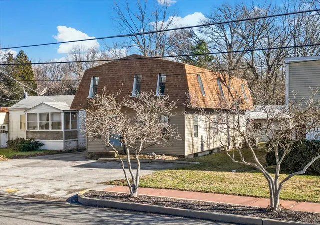 Photo 3 of Single family home for sale at 2812 Woodson Rd, Saint Louis, MO 63114 | MLS# 25006875 | Listing updated on 2025-02-19