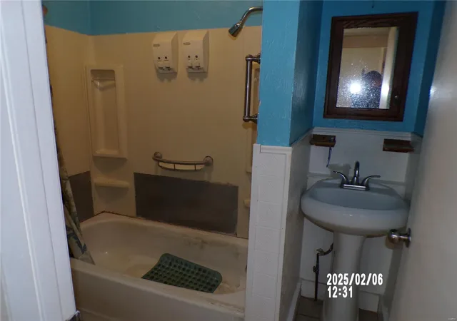 Photo 4 of Single family home for sale at 4406 Gannett St, Saint Louis, MO 63116 | MLS# 25006916 | Listing updated on 2025-02-09