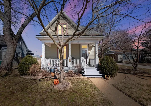 Photo 1 of Single family home for sale at 424 Mcdonough St, Saint Charles, MO 63301 | MLS# 25006966 | Listing updated on 2025-03-17