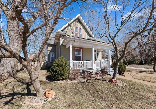 Photo 1 of Single family home for sale at 424 Mcdonough St, Saint Charles, MO 63301 | MLS# 25006966 | Listing updated on 2025-03-17