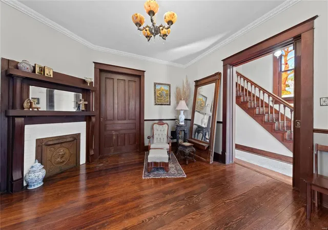 Photo 2 of Single family home for sale at 424 Mcdonough St, Saint Charles, MO 63301 | MLS# 25006966 | Listing updated on 2025-03-17