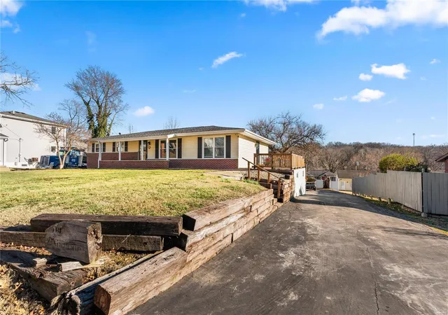 Photo 3 of Single family home for sale at 1116 Nelda Dr, Imperial, MO 63052 | MLS# 25006967 | Listing updated on 2025-03-01