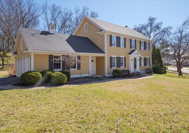 Photo 2 of Single family home for sale at 791 Haw Thicket Ln, Saint Louis, MO 63131 | MLS# 25007128 | Listing updated on 2025-03-09