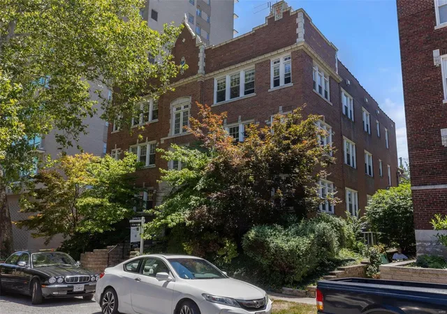 Photo 1 of Condo for sale at 6218 Southwood Ave #3E, Saint Louis, MO 63105 | MLS# 25007173 | Listing updated on 2025-03-13