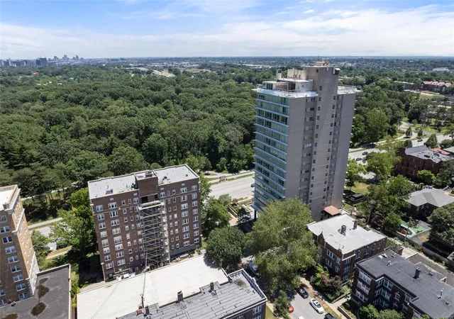 Photo 4 of Condo for sale at 6218 Southwood Ave #3E, Saint Louis, MO 63105 | MLS# 25007173 | Listing updated on 2025-03-13
