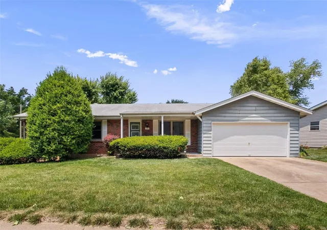 Photo 1 of Sale Pending at 733 Mayer Dr, Saint Charles, MO 63301 | MLS# 25007192 | Listing updated on 2025-03-05