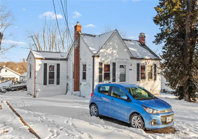 Photo 2 of Single family home for sale at 828 Marion Pl, Saint Louis, MO 63135 | MLS# 25007220 | Listing updated on 2025-03-18