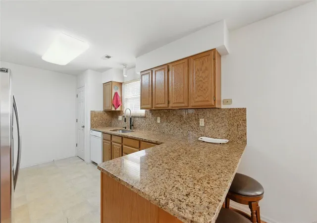 Photo 4 of Townhouse for sale at 3156 Autumn Shrs Dr, Maryland Heights, MO 63043 | MLS# 25007323 | Listing updated on 2025-04-02