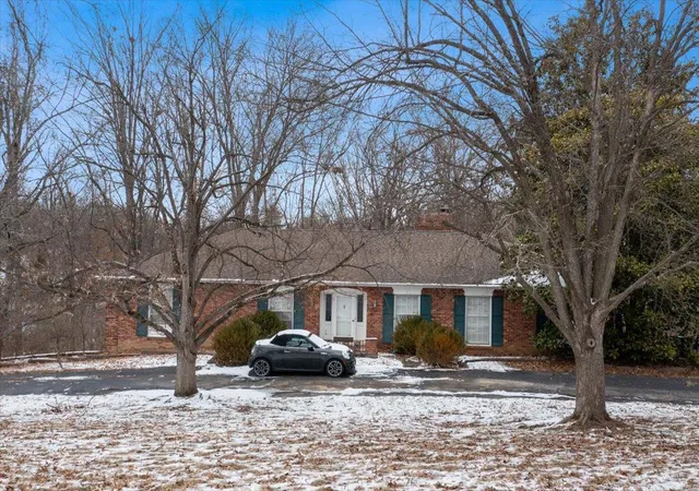 Photo 1 of Single family home for sale at 12921 Topping Ests Dr, Saint Louis, MO 63131 | MLS# 25007329 | Listing updated on 2025-02-17