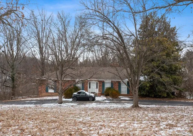 Photo 2 of Single family home for sale at 12921 Topping Ests Dr, Saint Louis, MO 63131 | MLS# 25007329 | Listing updated on 2025-02-17