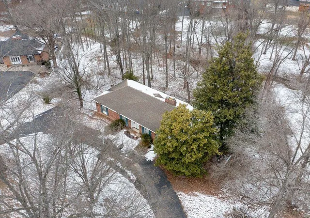 Photo 3 of Single family home for sale at 12921 Topping Ests Dr, Saint Louis, MO 63131 | MLS# 25007329 | Listing updated on 2025-02-17