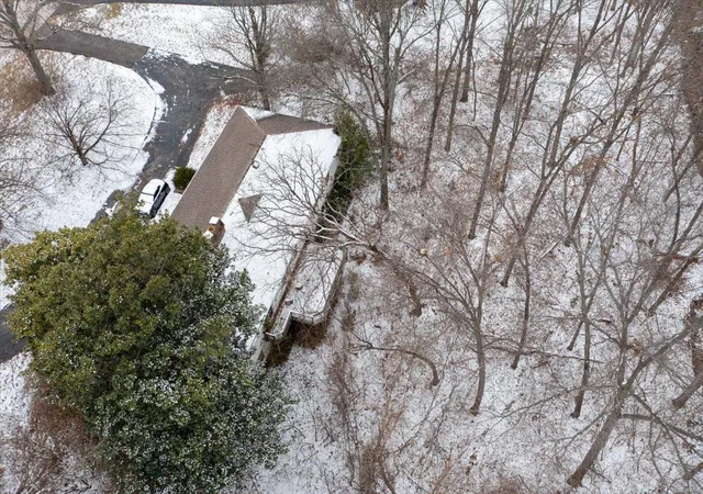 Photo 4 of Single family home for sale at 12921 Topping Ests Dr, Saint Louis, MO 63131 | MLS# 25007329 | Listing updated on 2025-02-17
