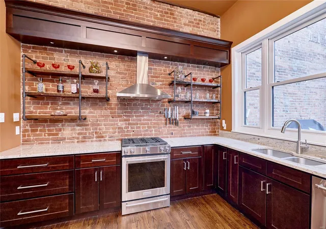 Photo 3 of Sale Pending at 1917 Hickory St, Saint Louis, MO 63104 | MLS# 25007374 | Listing updated on 2025-03-11