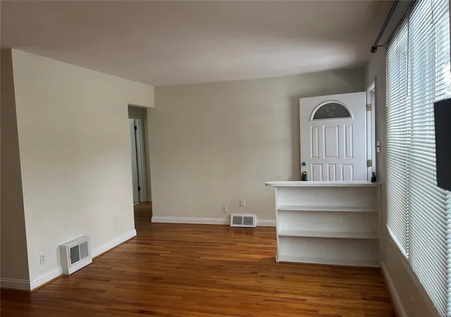 Photo 4 of Single family home for sale at 10127 Fieldcrest Ln, Saint Louis, MO 63124 | MLS# 25007412 | Listing updated on 2025-03-18