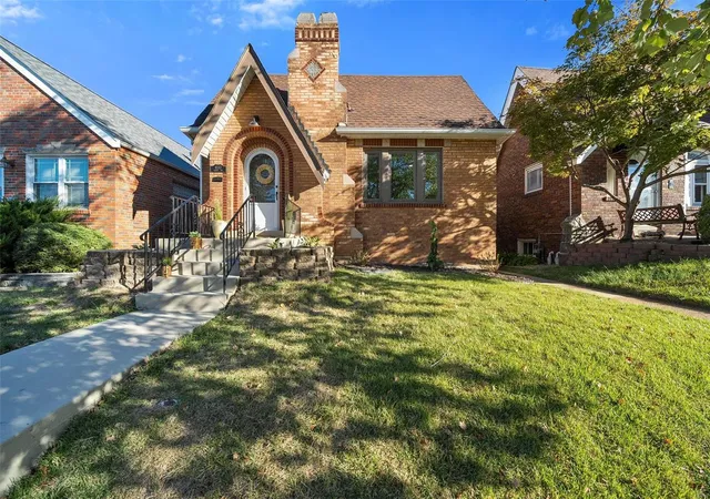 Photo 2 of Sale Pending at 6333 Pernod Ave, Saint Louis, MO 63139 | MLS# 25007427 | Listing updated on 2025-03-12