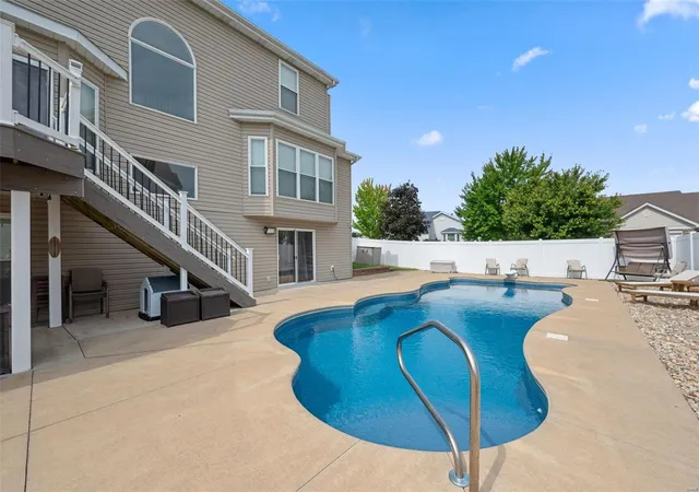 Photo 2 of Single family home for sale at 39 Savannah Hl Dr, Saint Peters, MO 63376 | MLS# 25007429 | Listing updated on 2025-03-18
