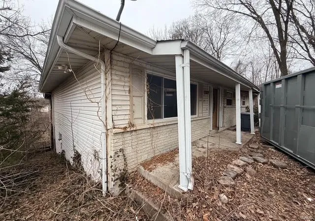 Photo 2 of Sale Pending at 25 Big Oak Dr, Saint Peters, MO 63376 | MLS# 25007443 | Listing updated on 2025-03-12