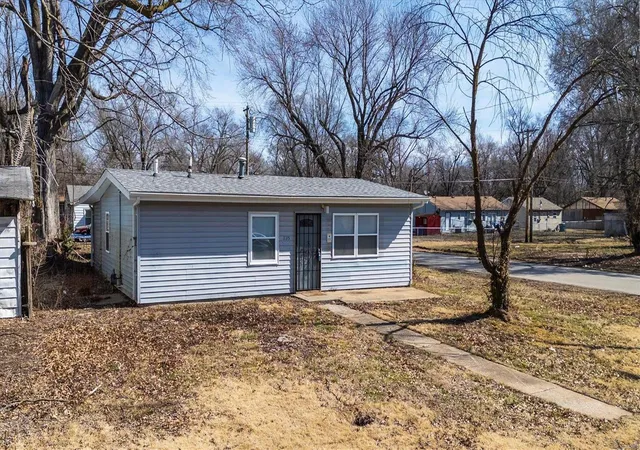 Photo 1 of Single family home for sale at 1135 Saint Stephens Dr, East Saint Louis, IL 62206 | MLS# 25007524 | Listing updated on 2025-03-13