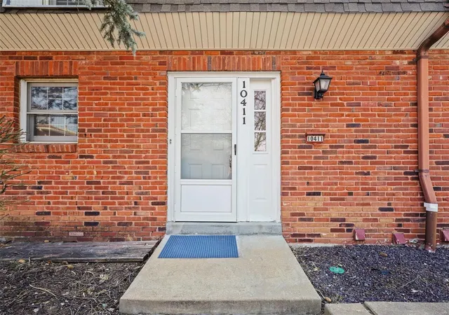 Photo 2 of Townhouse for sale at 10411 Corbeil Dr, Saint Louis, MO 63146 | MLS# 25007525 | Listing updated on 2025-03-19
