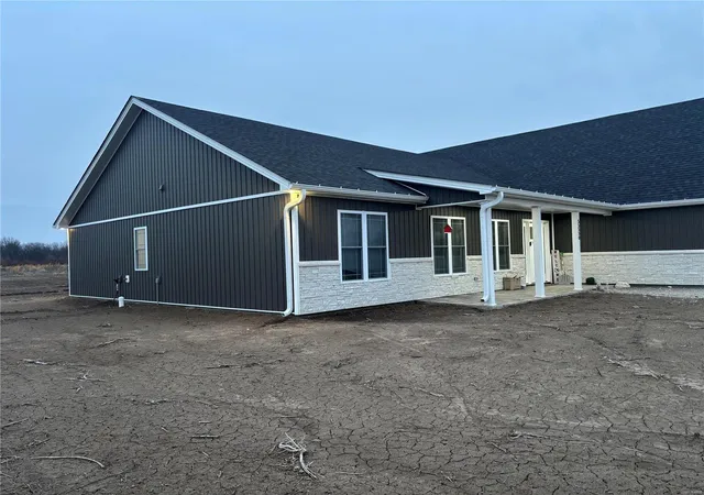 Photo 2 of Single family home for sale at 55550 Lone Cedar Trail, New London, MO 63459 | MLS# 25007672 | Listing updated on 2025-02-12