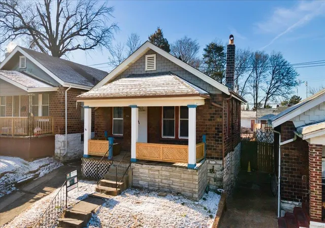 Photo 3 of Single family home for sale at 3722 Neosho St, Saint Louis, MO 63116 | MLS# 25007734 | Listing updated on 2025-02-27