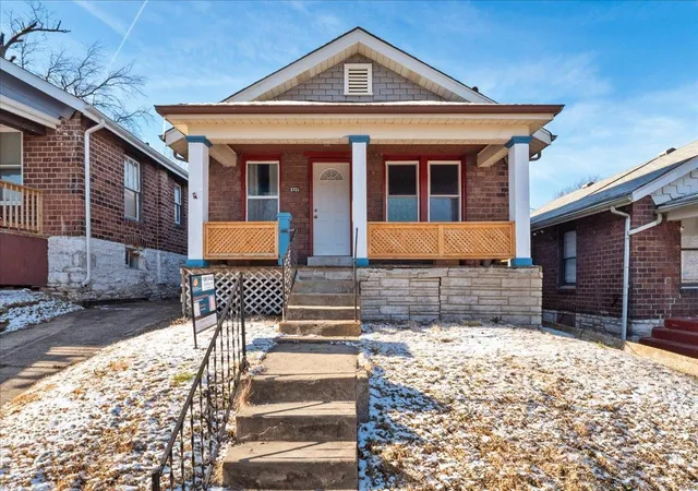 Photo 4 of Single family home for sale at 3722 Neosho St, Saint Louis, MO 63116 | MLS# 25007734 | Listing updated on 2025-02-27