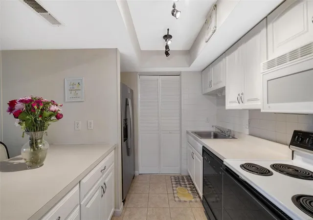 Listing Photo 4 - Condo for sale in building located at 10 Fairways Cir, St. Charles, MO 63303 - Unit #G