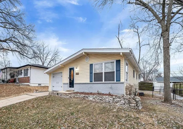 Photo 2 of Single family home for sale at 1722 Barbara Dr, Saint Charles, MO 63303 | MLS# 25007869 | Listing updated on 2025-03-10