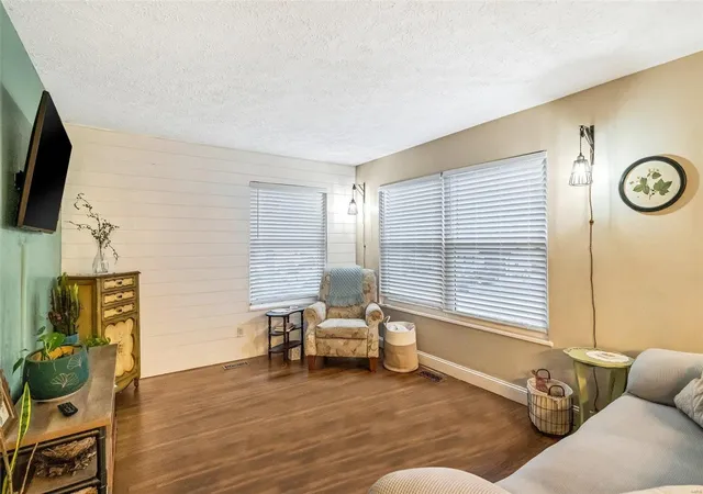 Photo 3 of Single family home for sale at 1722 Barbara Dr, Saint Charles, MO 63303 | MLS# 25007869 | Listing updated on 2025-03-10