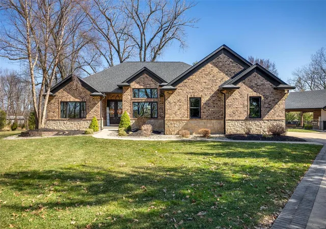 Photo 1 of Single family home for sale at 3816 White Oak Ln, Edwardsville, IL 62025 | MLS# 25007942 | Listing updated on 2025-03-18