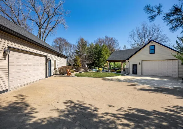 Photo 2 of Single family home for sale at 3816 White Oak Ln, Edwardsville, IL 62025 | MLS# 25007942 | Listing updated on 2025-03-18