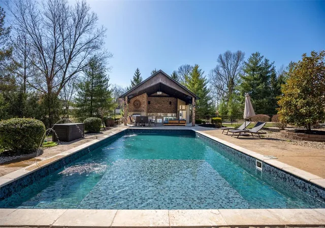 Photo 2 of Single family home for sale at 3816 White Oak Ln, Edwardsville, IL 62025 | MLS# 25007942 | Listing updated on 2025-03-18