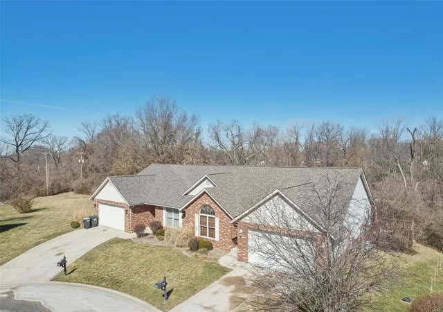 Photo 3 of Single family home for sale at 7735 Baxter Dr, Belleville, IL 62223 | MLS# 25007954 | Listing updated on 2025-03-04
