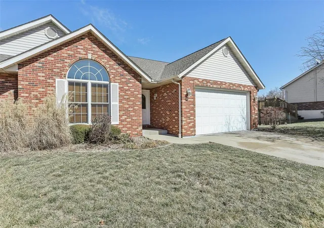 Photo 3 of Single family home for sale at 7735 Baxter Dr, Belleville, IL 62223 | MLS# 25007954 | Listing updated on 2025-03-04