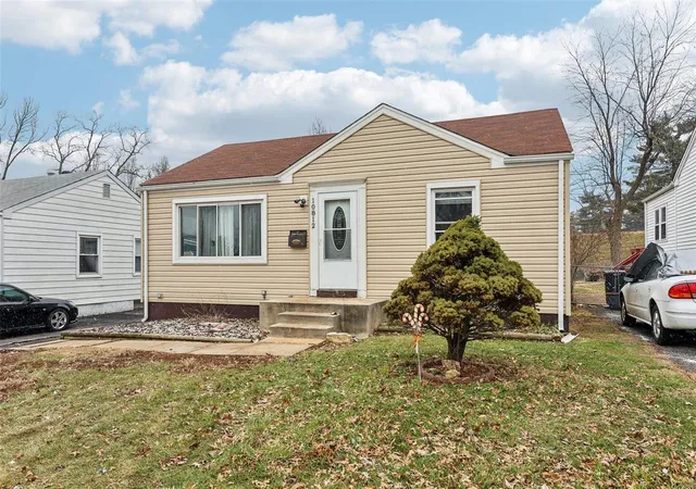 Photo 2 of Sale Pending at 10812 Saint Francis Ln, Saint Ann, MO 63074 | MLS# 25007970 | Listing updated on 2025-03-10
