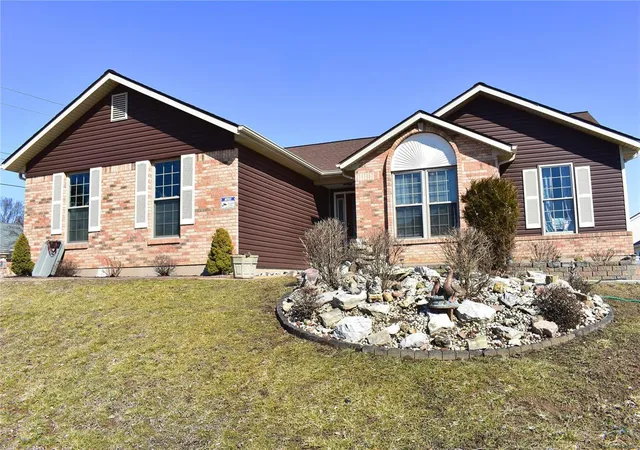 Photo 1 of Single family home for sale at 997 Forder Hills Dr, Saint Louis, MO 63129 | MLS# 25008029 | Listing updated on 2025-02-14