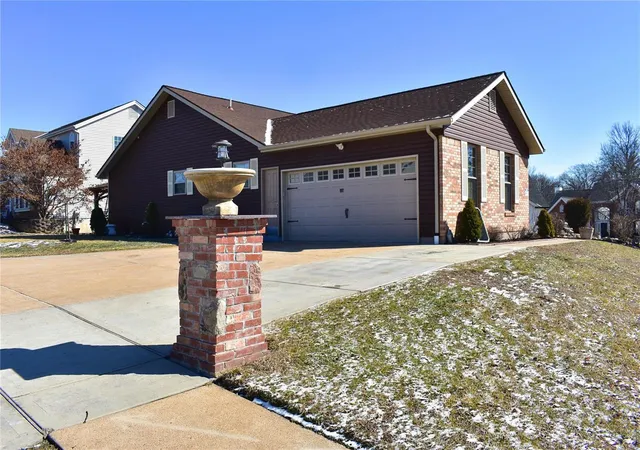Photo 2 of Single family home for sale at 997 Forder Hills Dr, Saint Louis, MO 63129 | MLS# 25008029 | Listing updated on 2025-02-14