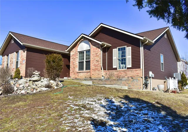 Photo 3 of Single family home for sale at 997 Forder Hills Dr, Saint Louis, MO 63129 | MLS# 25008029 | Listing updated on 2025-02-14