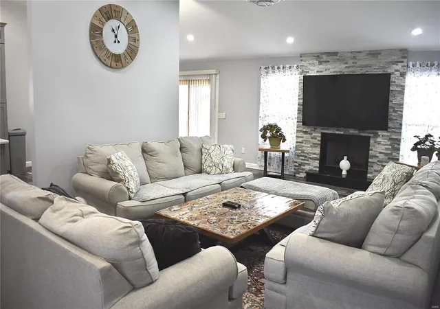 Photo 3 of Single family home for sale at 997 Forder Hills Dr, Saint Louis, MO 63129 | MLS# 25008029 | Listing updated on 2025-02-14