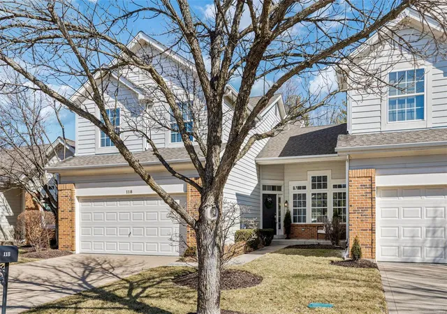 Photo 1 of Townhouse for sale at 118 Chesterfield Blfs Dr, Chesterfield, MO 63005 | MLS# 25008107 | Listing updated on 2025-03-19