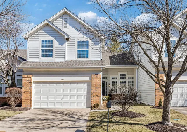 Photo 1 of Townhouse for sale at 118 Chesterfield Blfs Dr, Chesterfield, MO 63005 | MLS# 25008107 | Listing updated on 2025-03-19