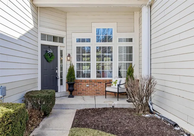 Photo 2 of Townhouse for sale at 118 Chesterfield Blfs Dr, Chesterfield, MO 63005 | MLS# 25008107 | Listing updated on 2025-03-19