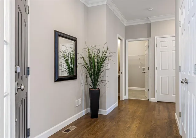 Photo 4 of Townhouse for sale at 118 Chesterfield Blfs Dr, Chesterfield, MO 63005 | MLS# 25008107 | Listing updated on 2025-03-19