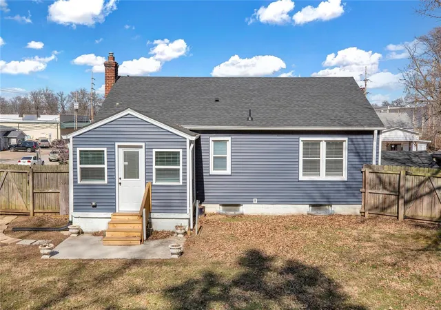Photo 2 of Single family home for sale at 202 Henry St, Saint Peters, MO 63376 | MLS# 25008229 | Listing updated on 2025-03-17