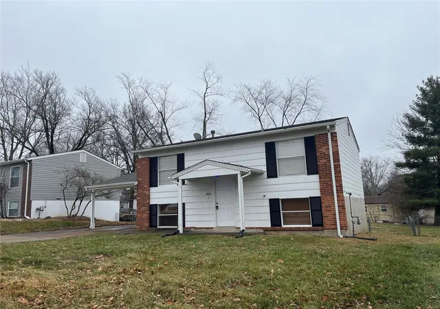 Photo 1 of Single family home for sale at 4324 Mcclay Rd, Saint Charles, MO 63304 | MLS# 25008252 | Listing updated on 2025-02-19